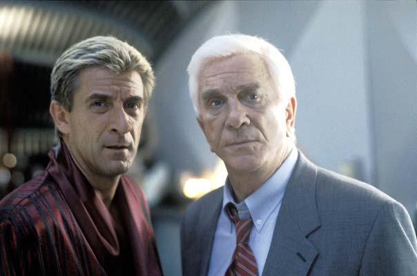 Leslie Nielsen als Richard 'Dick' Dix