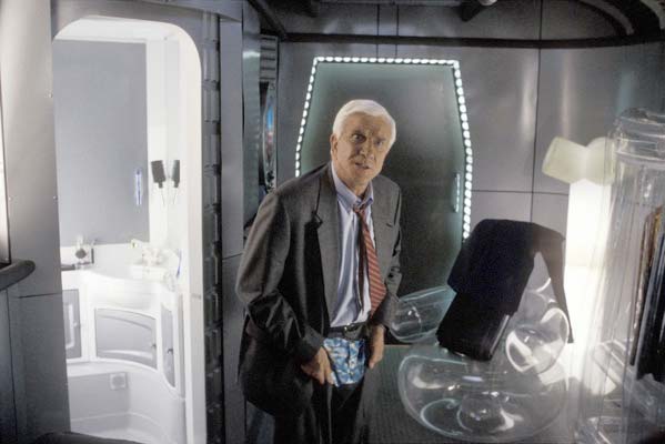 Leslie Nielsen als Richard 'Dick' Dix